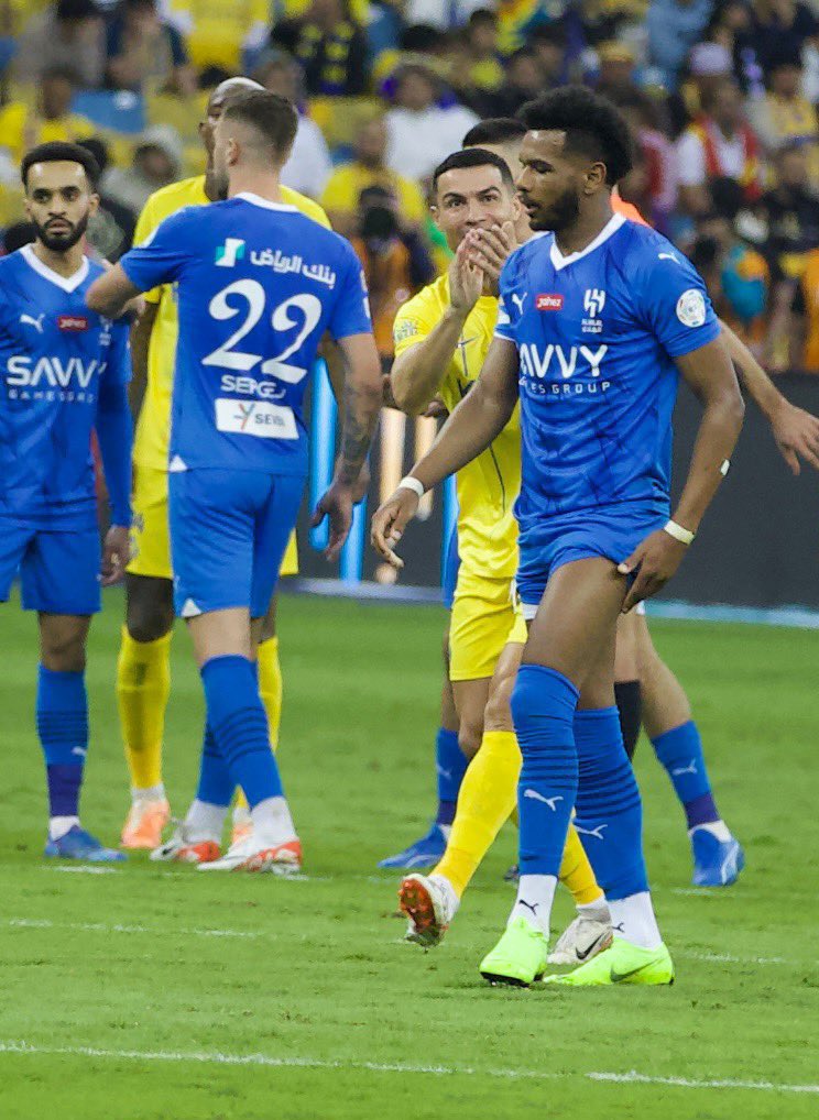 khaled_q28's tweet photo. صفق لي في المباراة وبعد نهايتها 
في كلا الحالتين انت الخاسر جديد في قاموسي

صفق لي فأنا استحق ان يصفق لي 
المهاجم رقم 13 الذي يعجز امامي تواليا 

صفق لي فقد فشلوا امامي سابقا 
وخرجوا بلا تصفيق .. فهم وانا نعلم 
انك افضل من يصفق، صفق بحراره يارونالدو 

اكثرر.. أنا لا اسمع👏💙 https://t.co/BAW2iezS4i