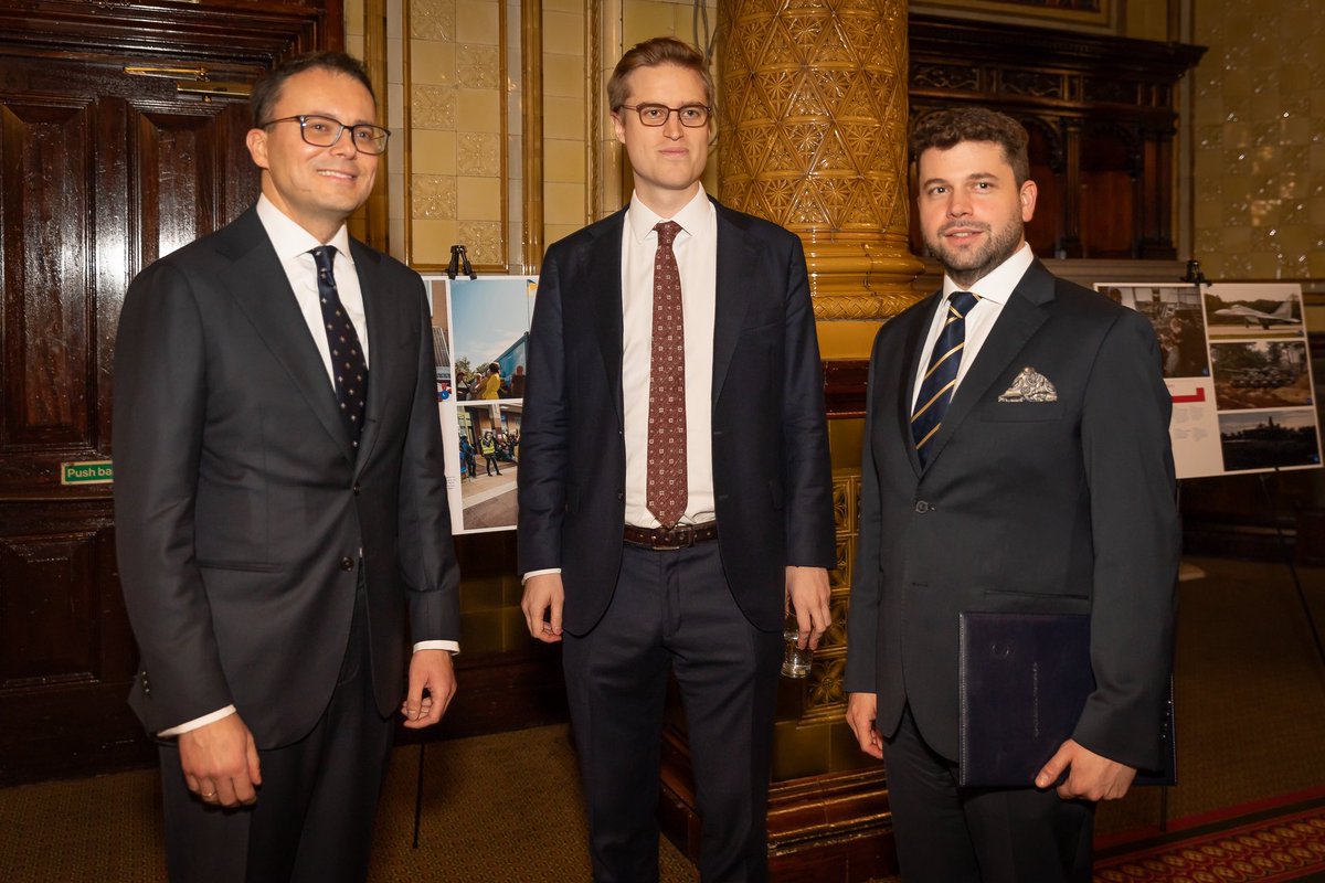 FundacjaNZB's tweet photo. W poniedziałek w londyńskim One Whitehall otworzyliśmy z @britishpoles wystawę pokazującą skalę i zróżnicowanie wsparcia, jakiego Polska udzieliła Ukrainie. Wydarzenie zgromadziło wielu wybitnych przedstawicieli życia publicznego w UK, reprezentantów Polonii oraz społeczności 🇺🇦 https://t.co/IYFjdH3K7B