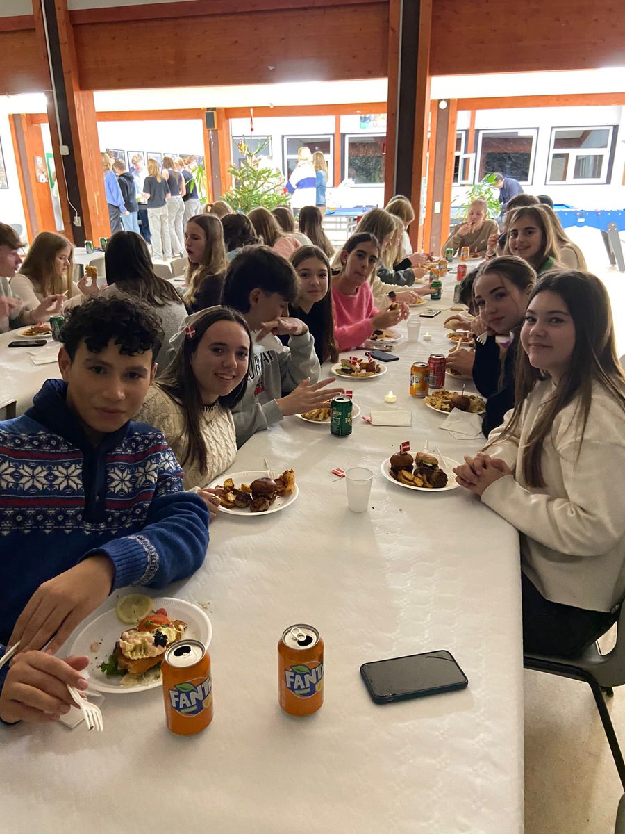 InsXammar's tweet photo. Avui, últim dia del viatge a Ostbirk, Horsens (Dinamarca) per compartir amb els nostres companys d’#ErasmusPlus costums de cada país i  pensar com millorar la sostenibilitat del nostre planeta. https://t.co/XORgQ2gGI7