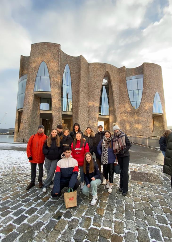 InsXammar's tweet photo. Avui, últim dia del viatge a Ostbirk, Horsens (Dinamarca) per compartir amb els nostres companys d’#ErasmusPlus costums de cada país i  pensar com millorar la sostenibilitat del nostre planeta. https://t.co/XORgQ2gGI7