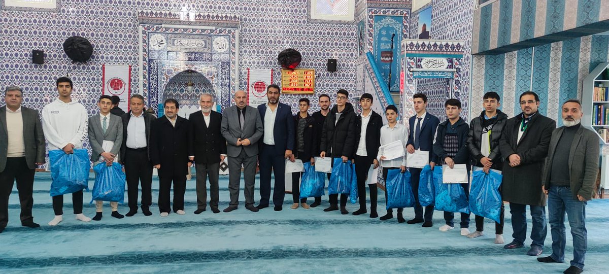 konevi61's tweet photo. Genç Hatipler Hutbe Okuma Yarışması çerçevesinde Halit b. Velid Caminde geleceğin hatiplerini dinledik. Siirt Anadolu İmam-Hatip Lisesi öncülüğünde düzenlenen yarışma programında jüri olarak  büyük keyif aldık. https://t.co/IZQBJwbFA5