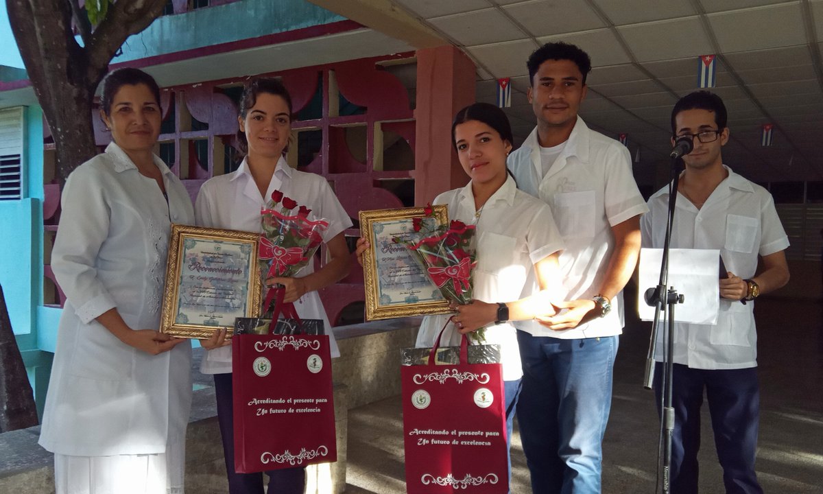 Reconocimiento a Ana Lorena Ortiz Silvera, Gran Premio de Interpretación y Medalla de Oro; y a Emily Gutiérrez López, Gran Premio Identidad y Medalla de Bronce en el XXV Festival Nacional de Artistas Aficionados de la FEU. #SomosUCMLT #AcreditandoElPresente