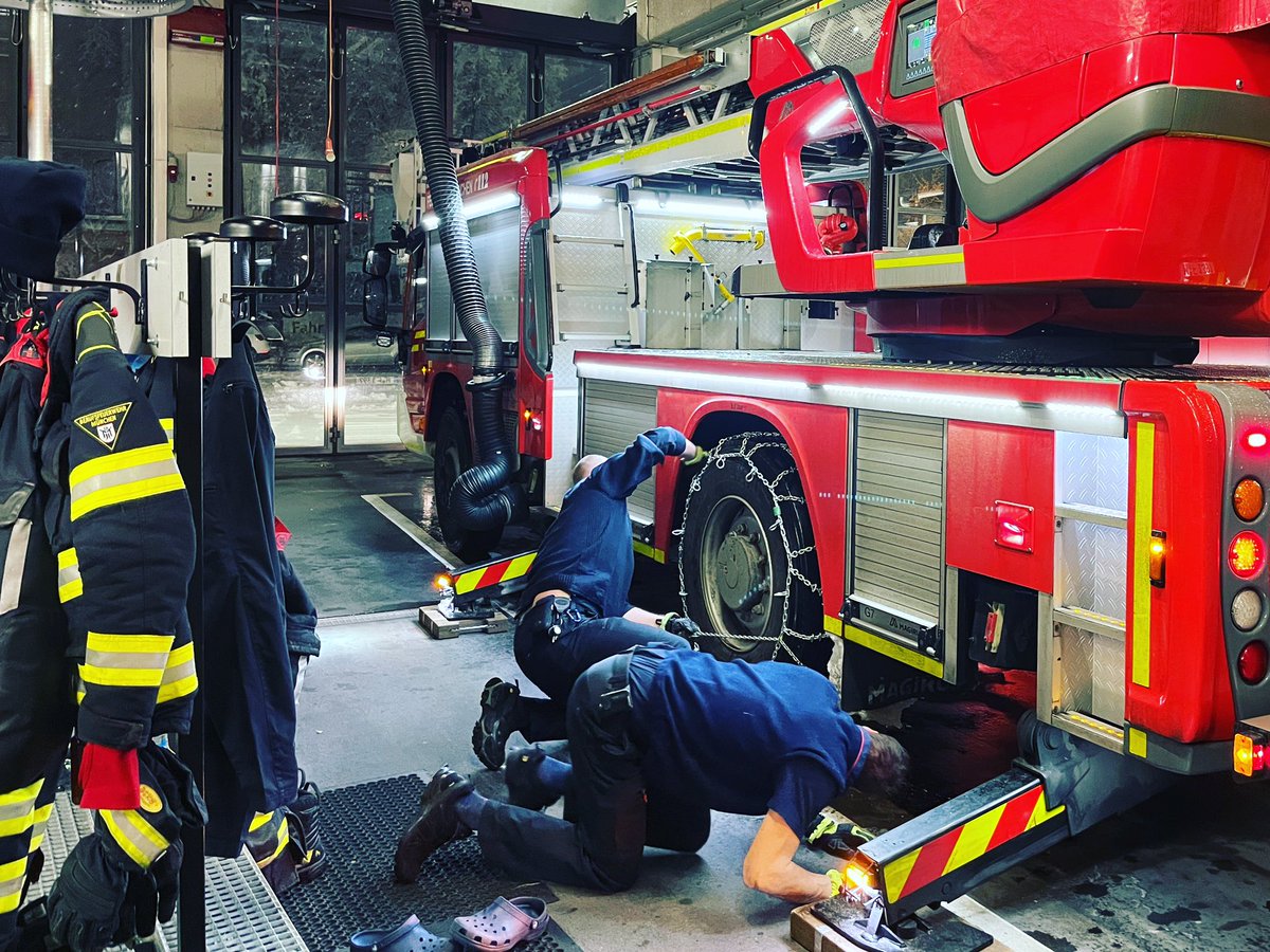 BFMuenchen's tweet photo. Heute ist einer dieser Tage… ❄️❄️❄️ Damit wir jeder Zeit möglichst sicher zu Euch kommen, ziehen wir jetzt die Schneeketten auf. 🚒
Ihr bleibt am Besten zuhause im Warmen ☃️🌧️🚒🧑‍🚒
#wirfuerMuenchen https://t.co/2KrvZ8veUK
