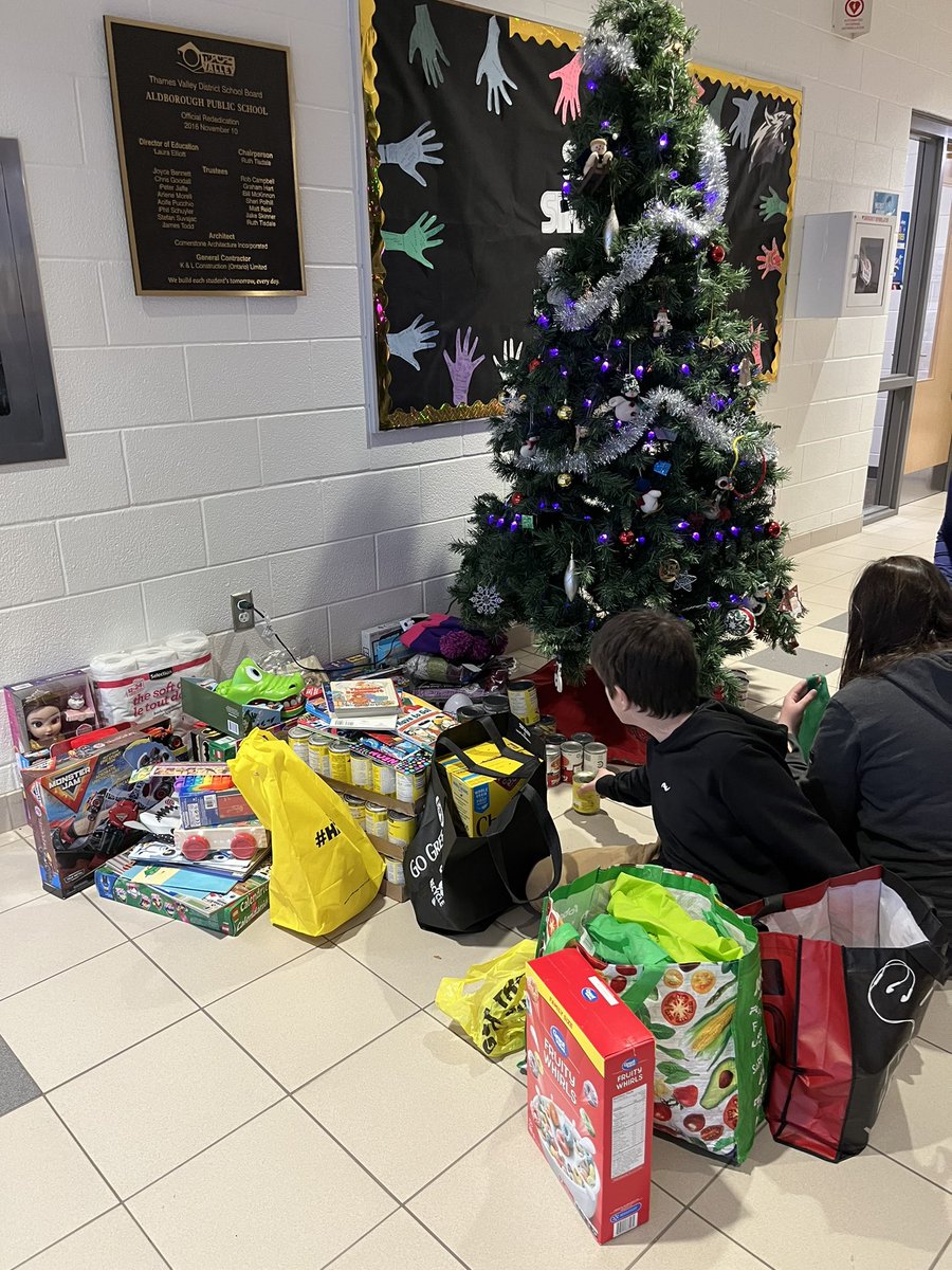 Remarkable support from our school community for our community. These donations are headed to the food bank. Ms Elder’s class made the top donation of 114 items! Followed closely by Ms Pye’s class with 98 items. Thanks to all of you from all of us #goBobcats