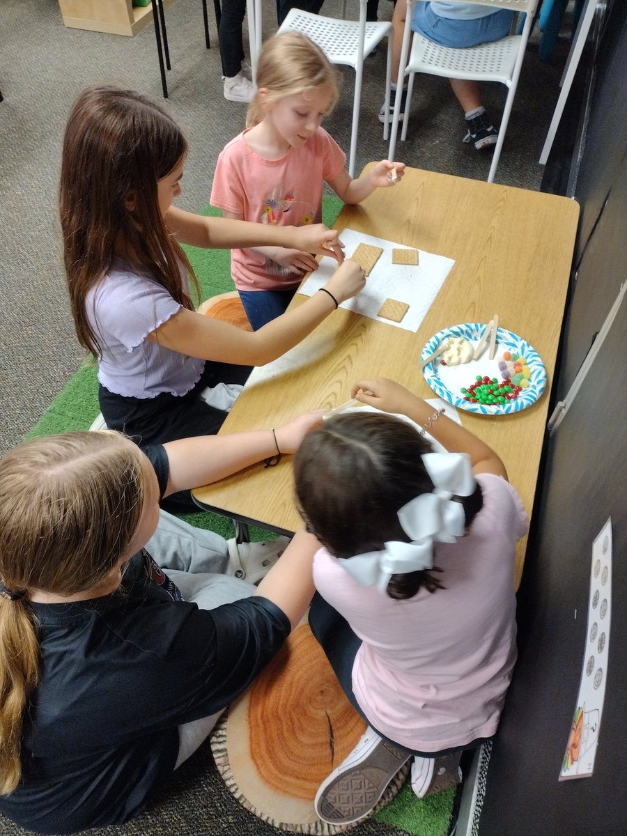 Oh What Fun! 5th and 1st Roadrunner Buddies making some yummy memories this year.☺️
 What a delicious combination!
<a href="/LJaeger_HHE/">Lauren Jaeger</a> 
<a href="/HumbleISD_HHE/">Hidden Hollow Elementary</a>