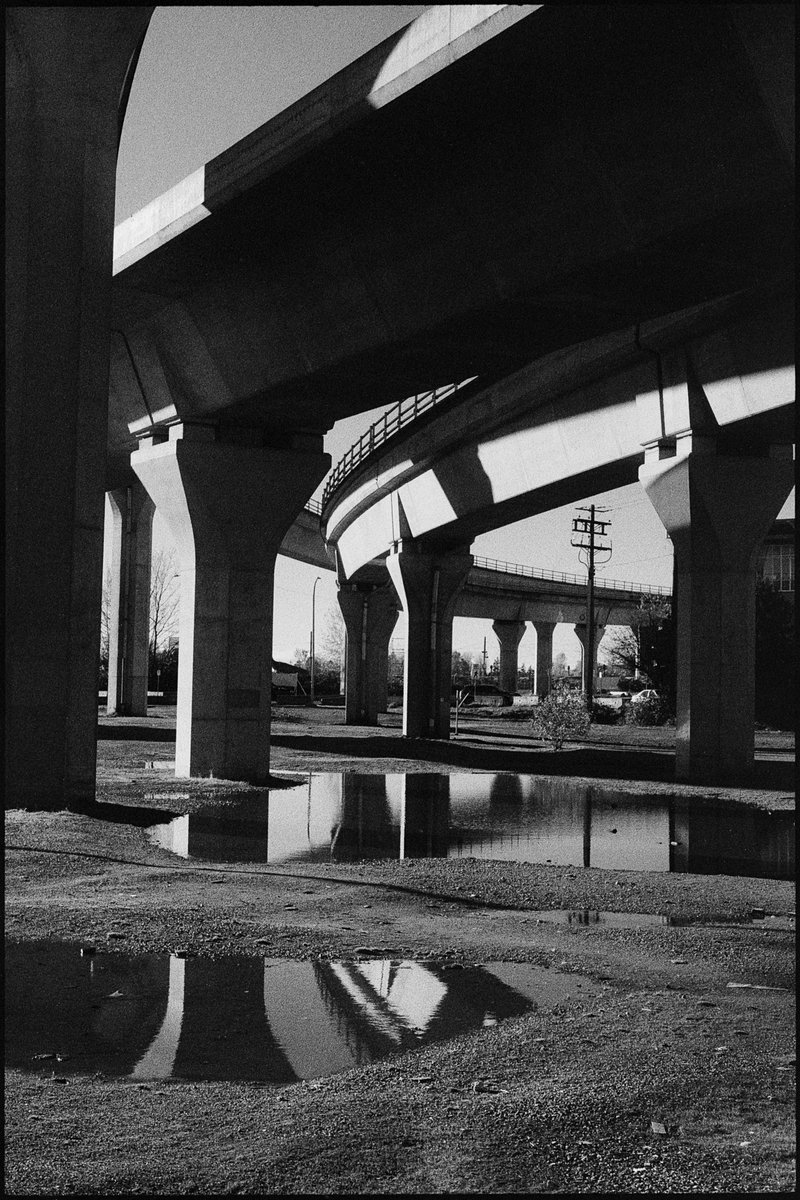 krishooperphoto's tweet photo. Concrete and light

#NikonFM2 #IlfordHP5 #BlackAndWhite #FilmPhotography #StreetPhotography #BelieveInFilm #Vancouver #Vanspc #HomeDeveloping https://t.co/EwBjwNgfun