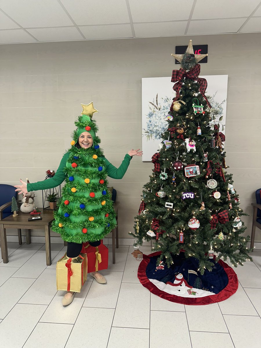 It’s Tree Lighting Day <a href="/PISDHallElem/">Hall Elementary School</a>! <a href="/MrsRomeroEDU/">Stephanie Romero</a> is bringing the holiday spirit! #HallMeansAll