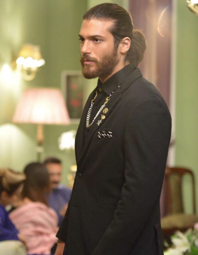 TRockWrites's tweet photo. @carlaslb Love this look! #CanYaman https://t.co/220tuKJktg