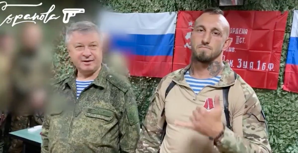 RusiaSeMueve's tweet photo. Hoy posas con la foto de Putin y la hoz y el martillo a tu espalda, mañana con una esvástica tatuada en tu cuerpo, clásico antifascista ruso.  

Estos son los desnazificadores que ponen palote a la izquie[R]da española. https://t.co/P7h0MTvxJD