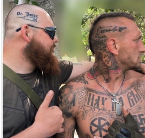 RusiaSeMueve's tweet photo. Hoy posas con la foto de Putin y la hoz y el martillo a tu espalda, mañana con una esvástica tatuada en tu cuerpo, clásico antifascista ruso.  

Estos son los desnazificadores que ponen palote a la izquie[R]da española. https://t.co/P7h0MTvxJD