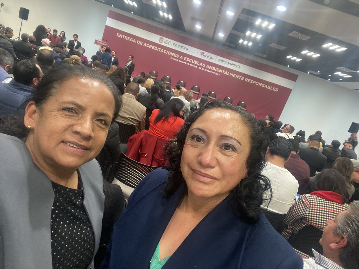 krisalidaV's tweet photo. La Secretaría del
Medio Ambiente en coordinación con la Secretaria de Educación, entrega acreditación de escuelas ambientalmente responsables, en el cual la Prepa 182 es acreditada. https://t.co/aC5YuBJ3mI