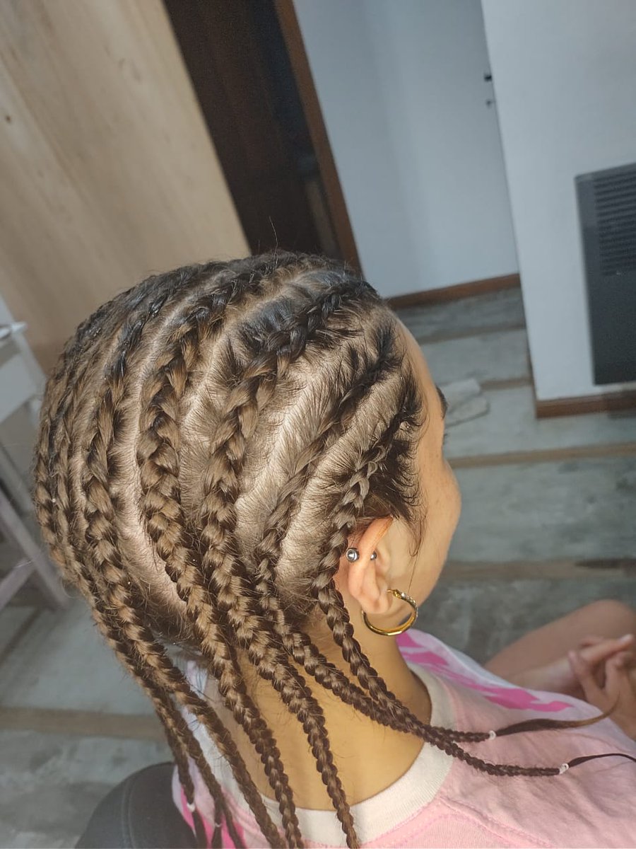 Maaymezaa's tweet photo. Holaa gente de twitter!!
Nada paso a contarles que desde muy chica siempre me gusto hacerme trenzas solita y hacerle a gente que me rodea, hasta hoy que decidí largarme a hacer ya que he visto los caras que estan y nada, son super economicas y accesibles y voy a domicilio 🥰 https://t.co/3QCKc5BcqJ