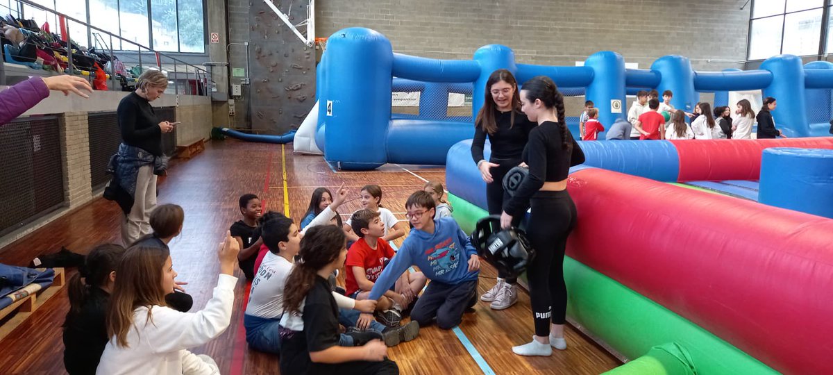 InsXammar's tweet photo. Avui, primeres jornades esportives amb l’alumnat de 5è i 6è de @EscElsCingles i @escolaberti .
Els alumnes de l’Institut hem fet de dinamitzadors. Una experiència molt divertida! 
Moltes gràcies @AjAmetllaValles per organitzar-ho. https://t.co/oQhixowoqb
