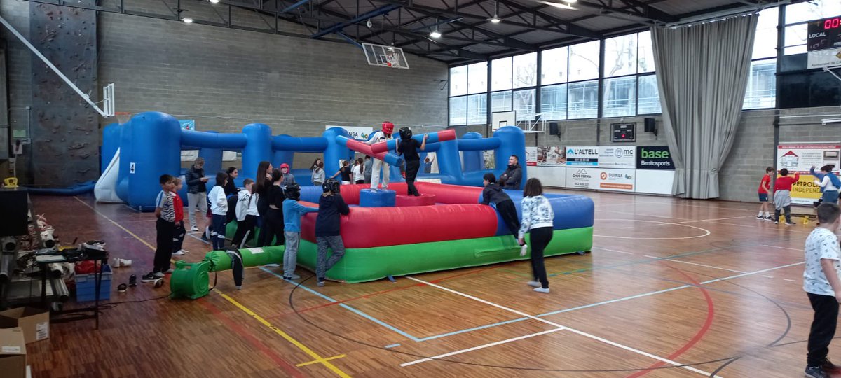 InsXammar's tweet photo. Avui, primeres jornades esportives amb l’alumnat de 5è i 6è de @EscElsCingles i @escolaberti .
Els alumnes de l’Institut hem fet de dinamitzadors. Una experiència molt divertida! 
Moltes gràcies @AjAmetllaValles per organitzar-ho. https://t.co/oQhixowoqb