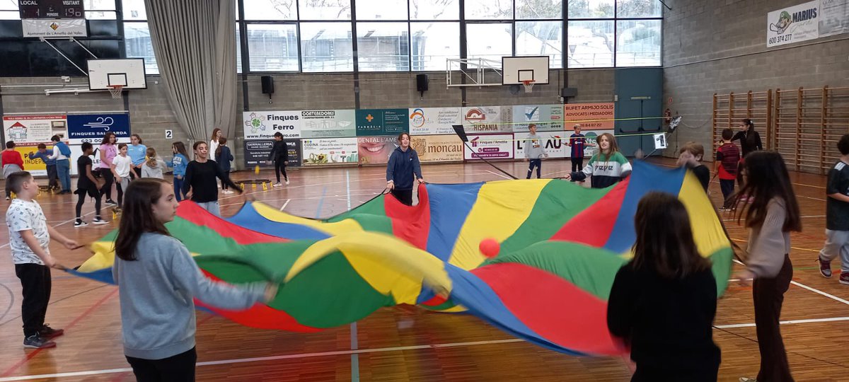 InsXammar's tweet photo. Avui, primeres jornades esportives amb l’alumnat de 5è i 6è de @EscElsCingles i @escolaberti .
Els alumnes de l’Institut hem fet de dinamitzadors. Una experiència molt divertida! 
Moltes gràcies @AjAmetllaValles per organitzar-ho. https://t.co/oQhixowoqb