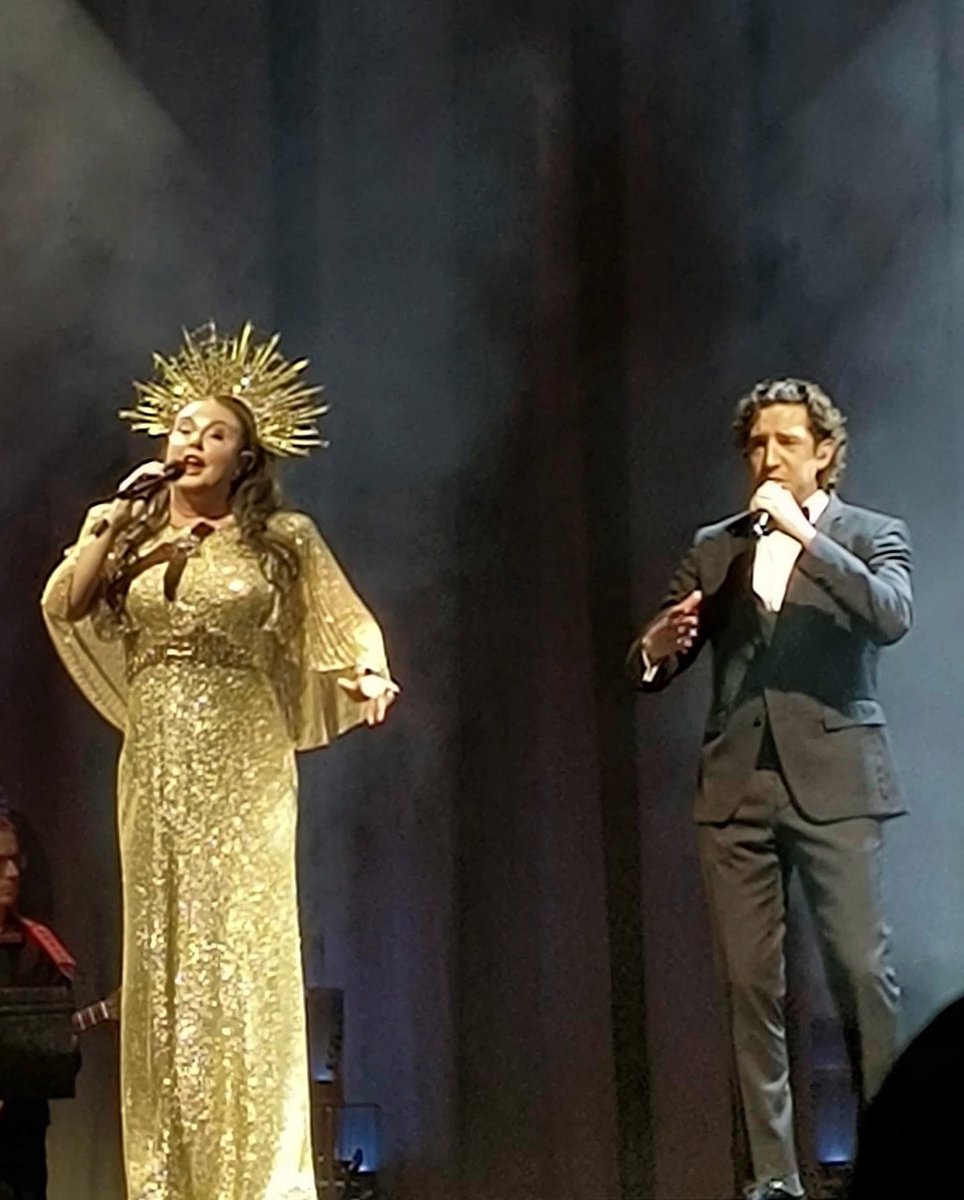 jaydref's tweet photo. Thank you Hershey! Next stop Charleston! 🎄✨
#SarahBrightman #achristmassymphony #tour #jaydref #specialguest #tenor https://t.co/n2FEeSGVrS