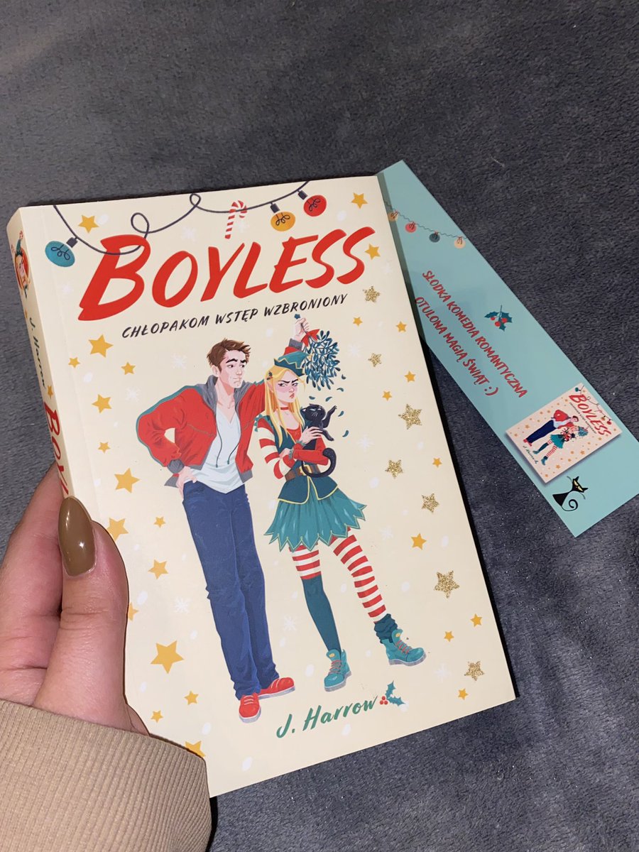 ImagineBooksTT's tweet photo. Dziś 1 grudnia, a to oznacza premierę „Boyless”! ❤️ Świąteczna książka, która skradnie wasze serca! 😊
#Boyless https://t.co/GlRIVyH7lC