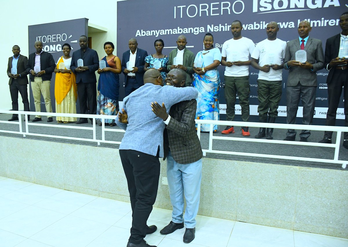 RwandaLocalGov's tweet photo. Muri uyu muhango kandi MINALOC yashimiye abahanze udushya twateje imbere imibereho y'abaturage no kuzana iterambere mu tugari n'imidugudu.

Udushya 14 two mu turere dutandukanye twahawe ibikombe by'ishimwe. https://t.co/pnRcZnk7gu