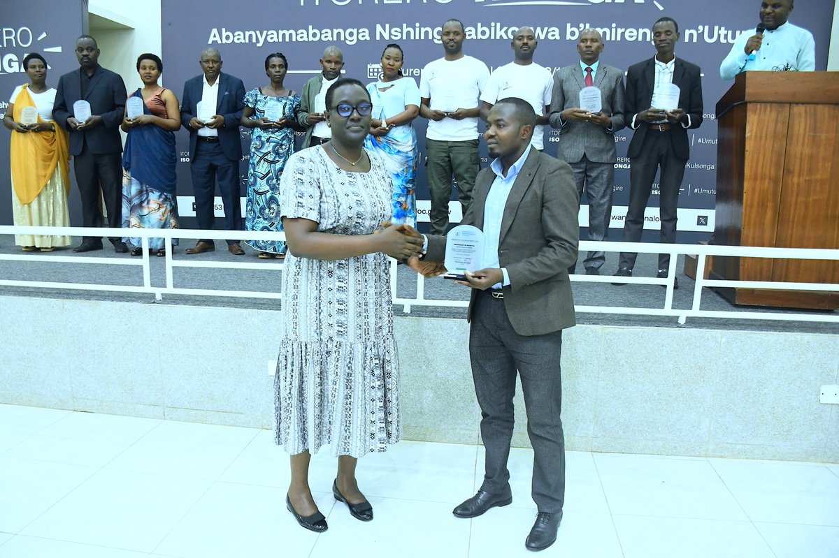 RwandaLocalGov's tweet photo. Muri uyu muhango kandi MINALOC yashimiye abahanze udushya twateje imbere imibereho y'abaturage no kuzana iterambere mu tugari n'imidugudu.

Udushya 14 two mu turere dutandukanye twahawe ibikombe by'ishimwe. https://t.co/pnRcZnk7gu