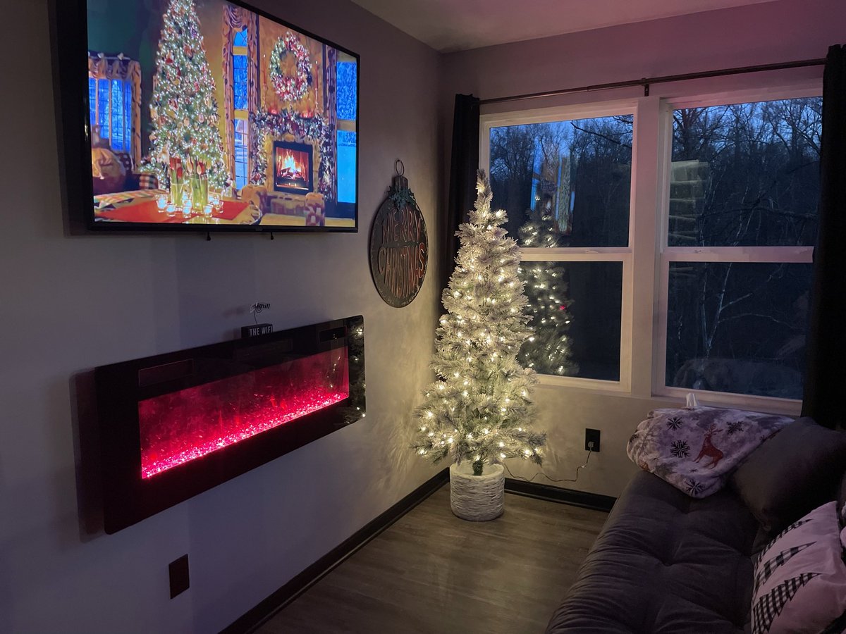 LodgeMahoning's tweet photo. ❄️🎄HOLIDAY SPECIAL❄️🎄
Starting today, Dec 1st,book two nights get the third night FREE! Choose from the Container, Grain Bin, or Cabin!
Bookings must be made directly through the link &amp; are only valid 12/1/23 to 1/7/24. Makes a perfect gift!🎁

https://t.co/6fUbOWaRiy https://t.co/Icp9mh2Vy4