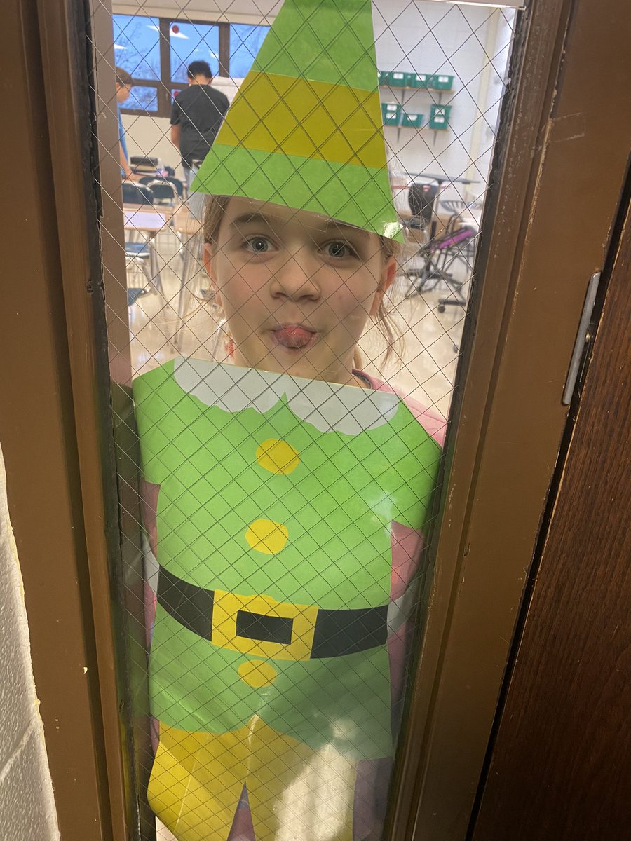 ChrisLHenning's tweet photo. Our Selfie Elf is back!! The kids loved taking their pictures and making goofy faces! @MrsHalperEDU @ProrokLeads @JerlingJayhawks https://t.co/tVqiP7xI3I