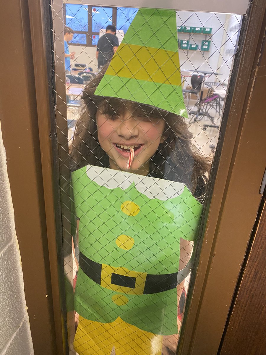 ChrisLHenning's tweet photo. Our Selfie Elf is back!! The kids loved taking their pictures and making goofy faces! @MrsHalperEDU @ProrokLeads @JerlingJayhawks https://t.co/tVqiP7xI3I