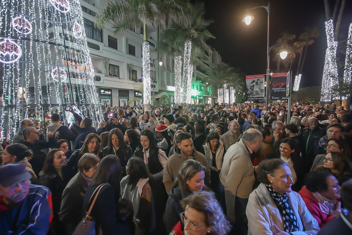 JMGarciaUrbano's tweet photo. 💫🎄Estepona se ilumina por Navidad. La ciudad luce así de espectacular tras el encendido del alumbrado navideño.
Gracias a todos los que nos habéis acompañado. Espero que disfrutéis de todo lo que ofrece Estepona. 

#alumbrado #navidad #estepona #luces https://t.co/u7WZSVHila