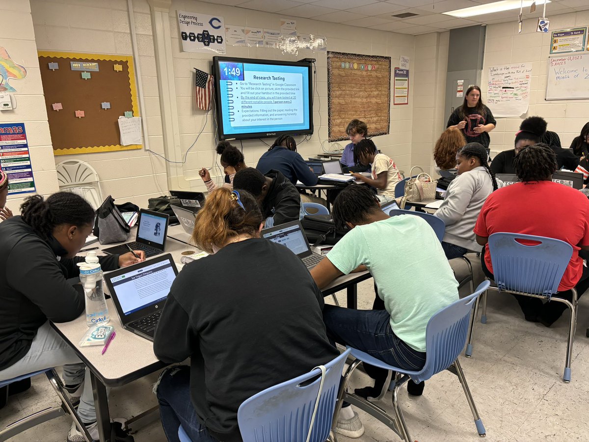kcmteach's tweet photo. Ms. Curington’s 10th grade Ss @CburgHigh engaged in a research tasting of 20 #WW2 prominent figures to intro their research essays on the impact they had. #CHSJourneyForward #engagement @TCBOE @teacherPtweets @hrogers1618 https://t.co/Gs2KCH2dSH