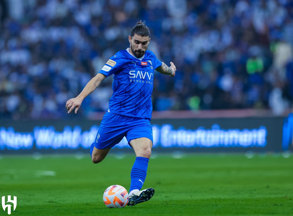 في لاعب اشغلونا فيه لدرجة انهم اعطوه اكبر من حجمه و سووا له تيفو ، يا يكون لاعبك مثل نيفيز ولا ابلع العافية