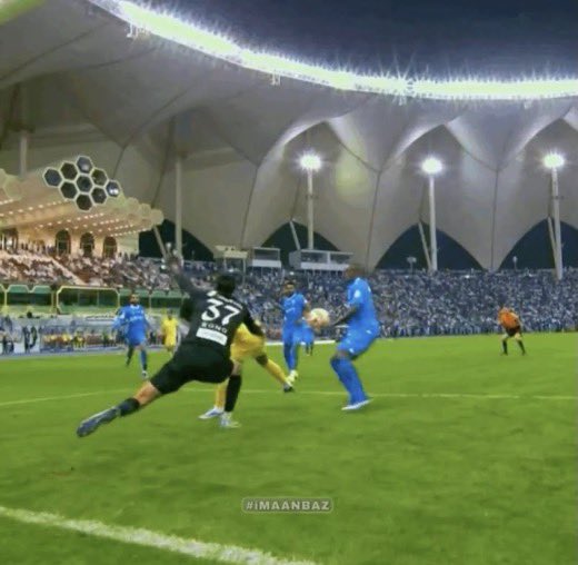 تمعن مره ثانيه في حال غابت عنك فالمباراه ولاتجي تذعف امنا النصر والنصر وانت تلعب بـ11 لاعب وحكم وفار يمين الله ماقط عرفتك لعبت بشرف او بجهدك لزوم حكم ابن 66 كلب وراك وغرفة فار اقسم بالله مايدرون المباراه وين