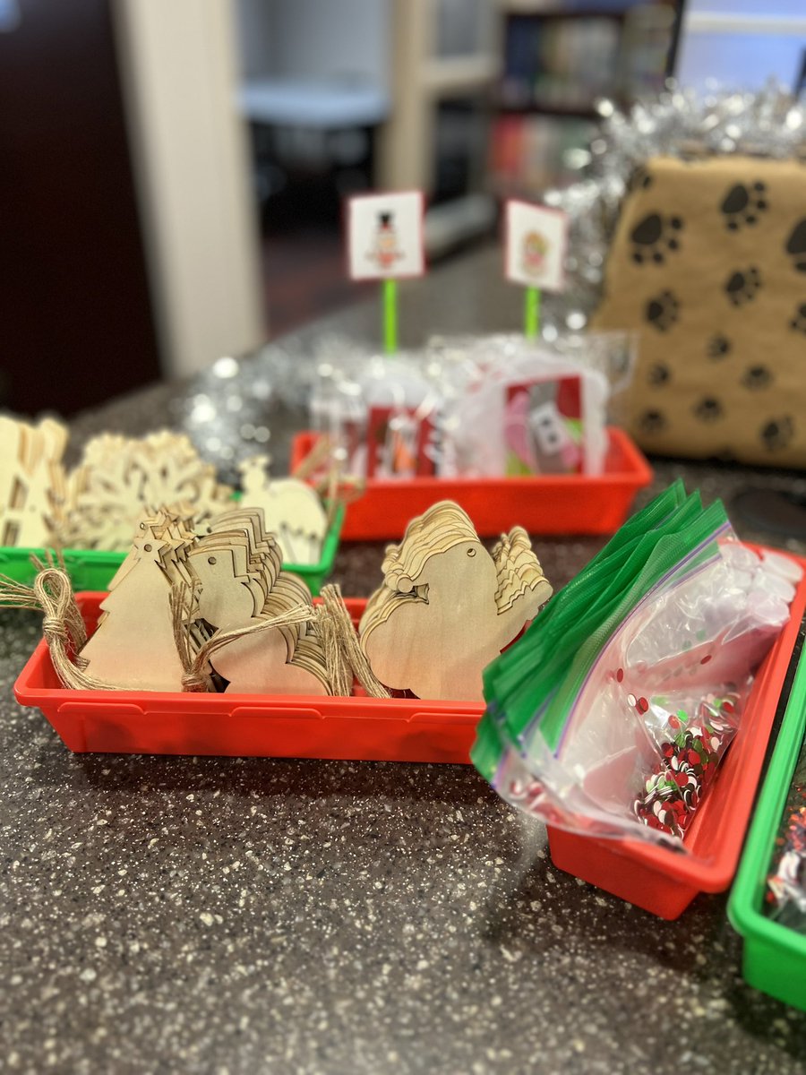 HHS_LMC's tweet photo. Visit the Take &amp; Make station in the HHS Library and create a Christmas ornament! https://t.co/dv5D314XcF