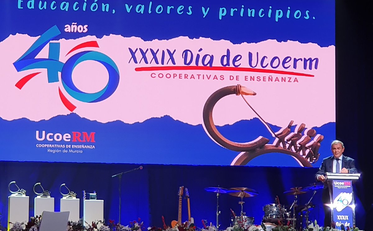 El presidente y la gerente de UECoE asisten al #XXXIXDíaUCOERM compartiendo con cooperativistas y docentes de la Región de Murcia este gran encuentro junto con @japedreno @LopezMirasF y otros representantes de @regiondemurcia @Educarm @RM_Hacienda @EmpleopublicoRM @UMU @ucoerm ..