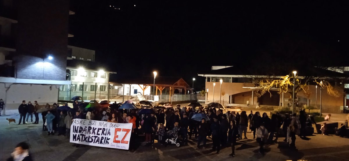 "Berritxuko foro feministak" antolatu duen  kontzentraziora jende asko batu da.

Kultura patriarkatuarekin bukatzeko politika feministetan sakontzen jarraitu behar dugu, herrian emandako azken erasoa azkena izan dadin.

Erasorik ez erantzunik gabe!