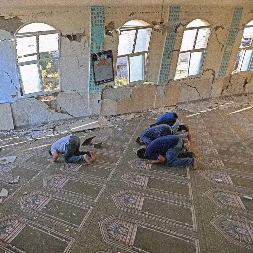 islamicfreedom's tweet photo. They didn't take distruction as an excuse to leave Salah ❤️

What's your excuse? https://t.co/5WUuJR8bIv