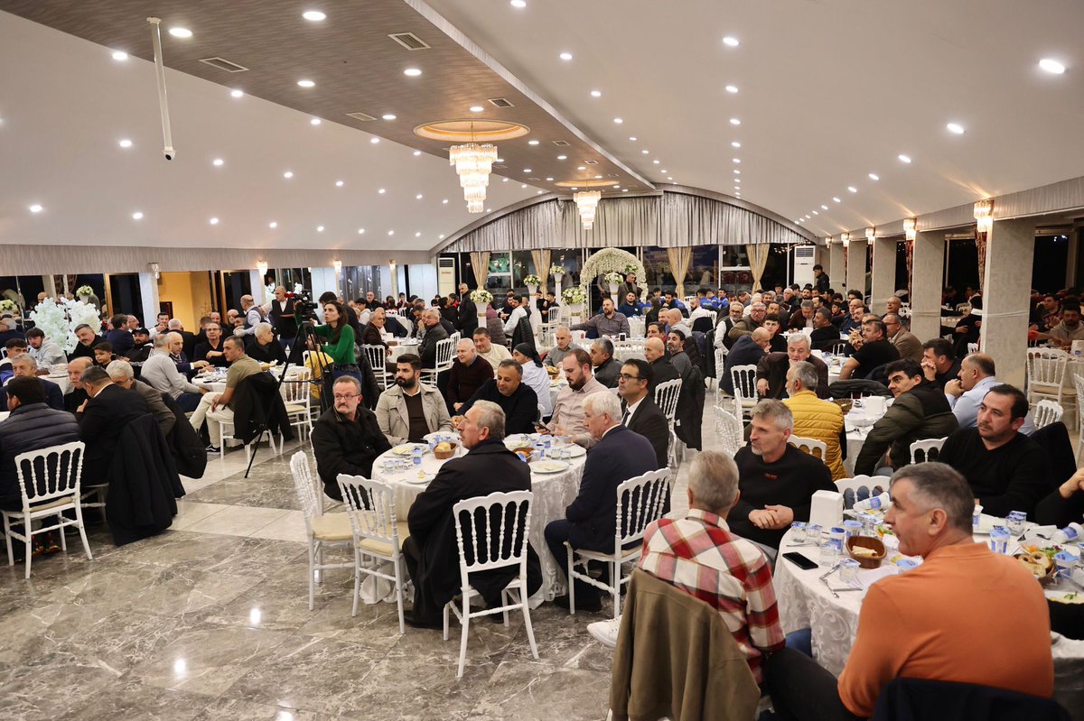 Belediyemiz tarafından düzenlenen Amatör Spor Kulüplerimize destek programında sporcu kardeşlerimiz ve yöneticilerimiz ile spor üzerine sohbetler ettik.

Belediyemizin kulüplerimize sağladığı destek dolayısı ile teşekkür ederim.

Sporun Başkenti Bayrampaşa 👏

<a href="/atilaaydiner/">Atila Aydıner</a>