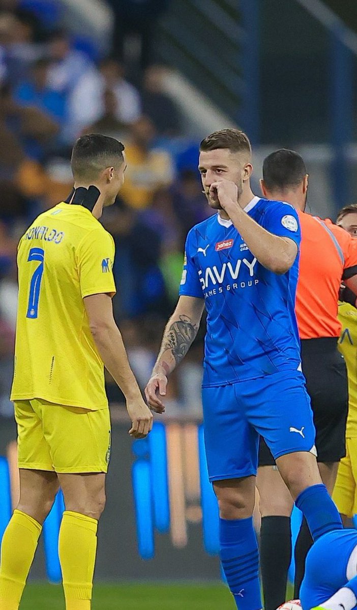 #الهلال_النصر
فرجنا العالم عليهم وب ١٠ لاعبين