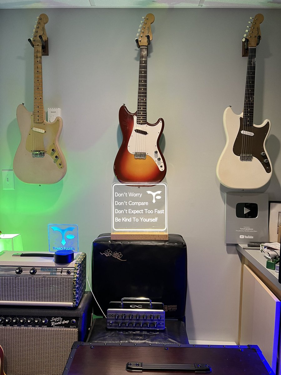 TomoJustFunky's tweet photo. Which Fender Musicmaster do you like?
From left to right: 1957, 1962, 1963
Amazing Leo Fender ❤️🎸❤️
Looking great with @StringSwing guitar hangers!
#fender #fenderfriday #vintageguitar #vintageguitars #musicmaster #fendermusicmaster #tomofujita #stringswing #guitarhanger https://t.co/9hh2zyDLuS