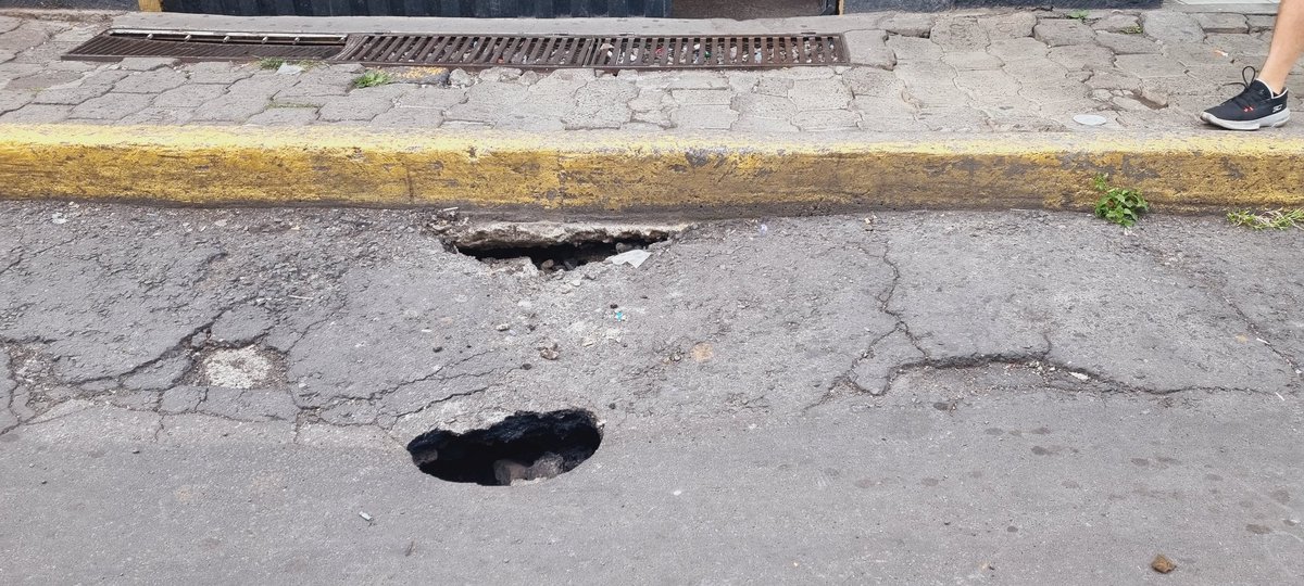 clausieg's tweet photo. @GobNau quien puede atender, llamadas a proteccion civil a servicios publicos, me dejan en linea tengo numero de reporte y nadie atiende hay un socavon en la calle cada vez se hace mas grande vienen a revisar y solo promesas de que arreglaran y nada, es en el centro de naucalpan https://t.co/eiAm1Shsrn