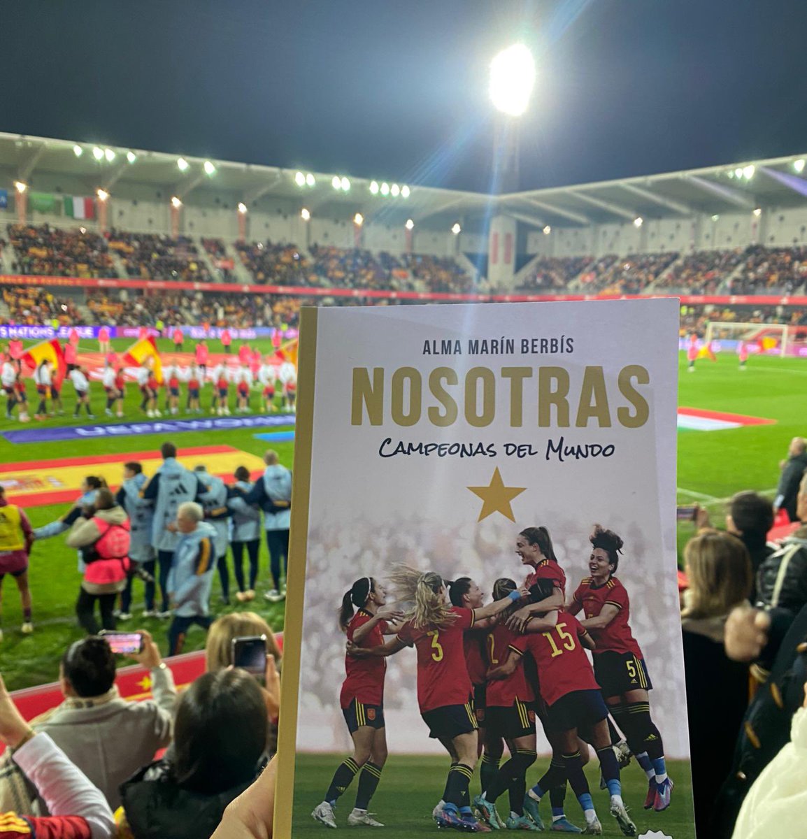 Noite de fútbol!
Noche de fútbol!
Football night!
<a href="/SEFutbolFem/">Selección Española Femenina de Fútbol</a>  🇪🇸vs 🇮🇹
En Pasarón!!
<a href="/PontevedraCFSAD/">Pontevedra CF 🦴</a> 
Con <a href="/LibroNosotras/">NOSOTRAS</a> Campeonas del Mundo!!