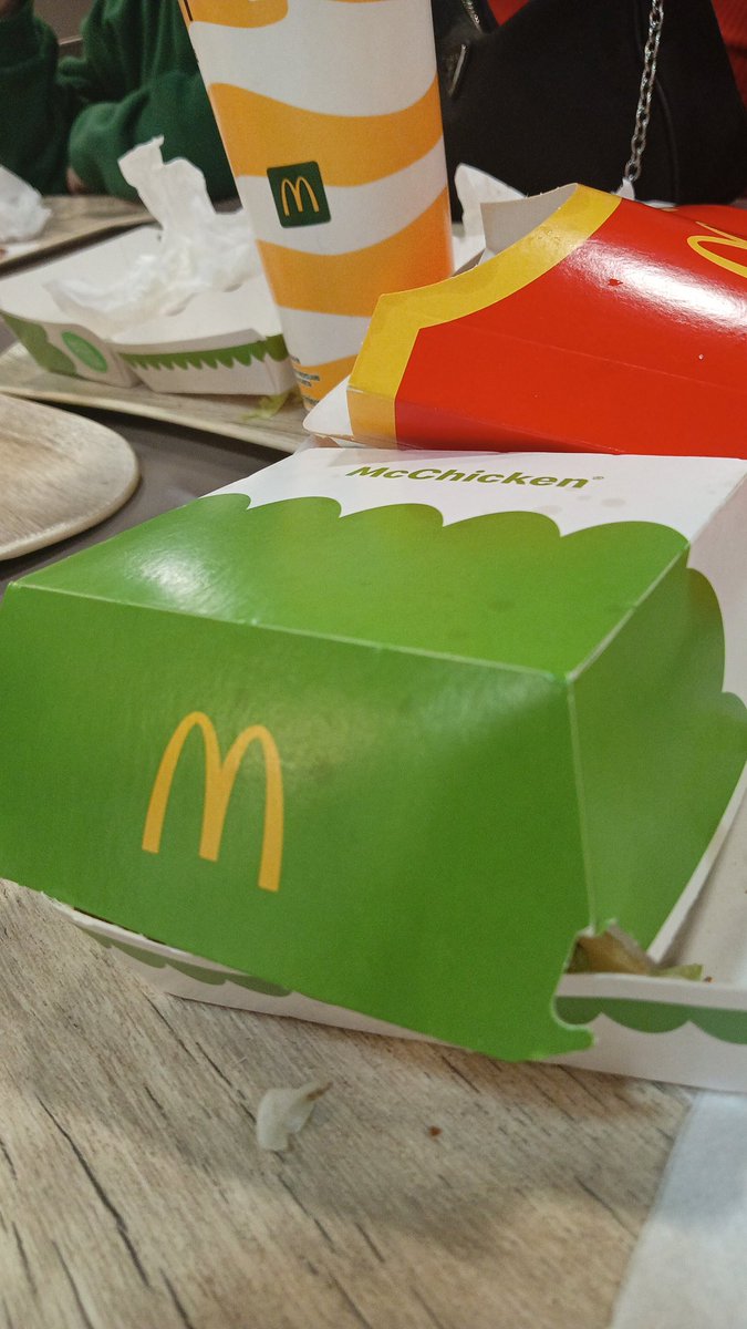 Nicholaslaghezz's tweet photo. giornata 2 al mc: inizio veramente a sentirmi uno schifo https://t.co/nrx14VBwvg
