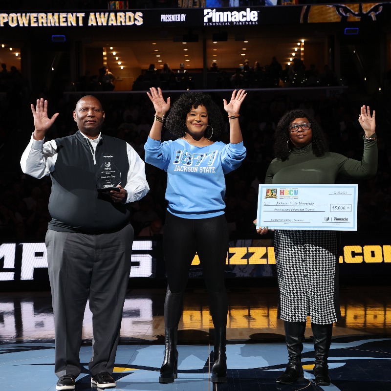 GrizzCommunity's tweet photo. recognize excellence by nominating an hbcu grad making a local impact in education, health, youth development, or service for our hbcu empowerment award presented by @grizzbank! 

nominations close dec 8.