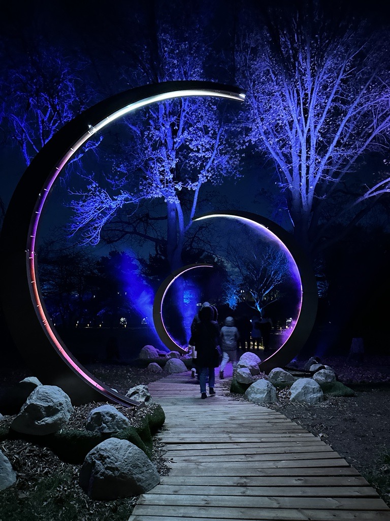 QuebecNewYork's tweet image. Québec studios are shining in NYC! 🌟 @MomentFactory&apos;s &quot;Astra Lumina&quot; dazzles @queensbotanicl Garden, and @IregularStudio&apos;s &quot;CONTROL NO CONTROL&quot; launched near Flat Iron as part of @FlatironNY&apos;s Winter Glow. 
#Québec designers excel at creating unique immersive experiences! 👏