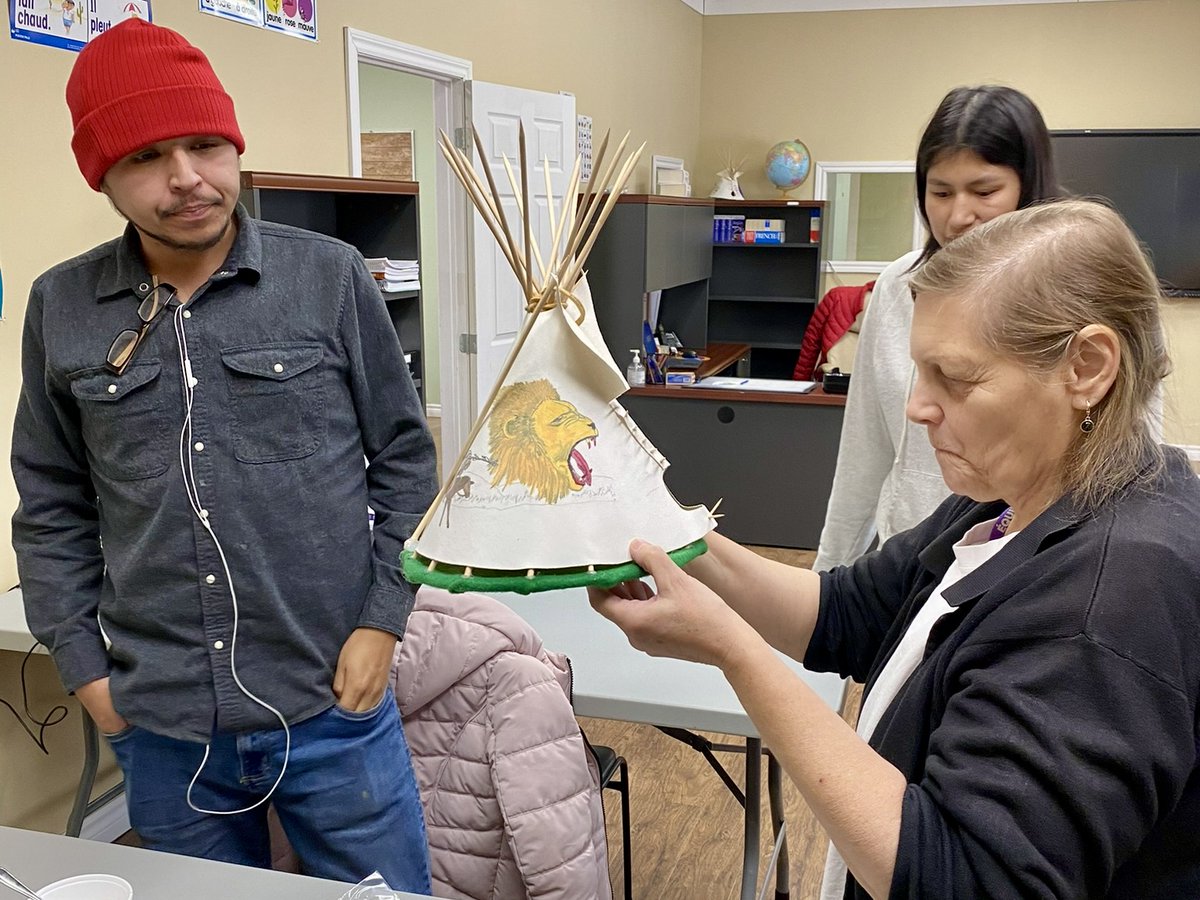 westernquebec's tweet photo. Hier, des étudiants du Centre WQ de Val-d'Or se sont rendus au Centre Anishnabe. Ils ont pu partager un peu de la culture locale en fabriquant des bracelets en pics de porc-épic et des mini tipis. Une belle façon pour les étudiants de deux de nos centres de connecter! https://t.co/cYW43S15wO