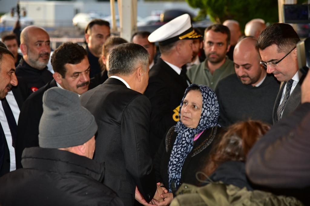 TC_Zonguldak's tweet photo. İçişleri Bakanımız Sn. Ali Yerlikaya  Kdz. Ereğli ilçemizde arama kurtarma çalışmaları halen devam eden kayıp denizcilerimizin yakınlarını ziyaret etti, sürdürülen çalışmalarla ilgili kendilerini bilgilendirdi. https://t.co/S79hWAJtrr
