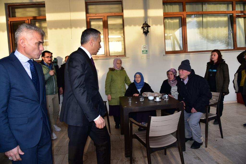 TC_Zonguldak's tweet photo. İçişleri Bakanımız Sn. Ali Yerlikaya  Kdz. Ereğli ilçemizde arama kurtarma çalışmaları halen devam eden kayıp denizcilerimizin yakınlarını ziyaret etti, sürdürülen çalışmalarla ilgili kendilerini bilgilendirdi. https://t.co/S79hWAJtrr