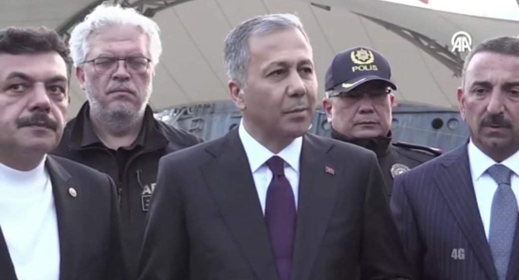 TC_Zonguldak's tweet photo. Kayıp denizcilerimizle ilgili devam eden arama kurtarma çalışmaları konusunda yaptığı açıklamayla kamuoyunu da bilgilendiren Sayın Bakanımız sel ve su baskınından etkilenen esnaflarımızı da ziyaret ederek, geçmiş olsun dileklerini iletti. https://t.co/587op5iVvr