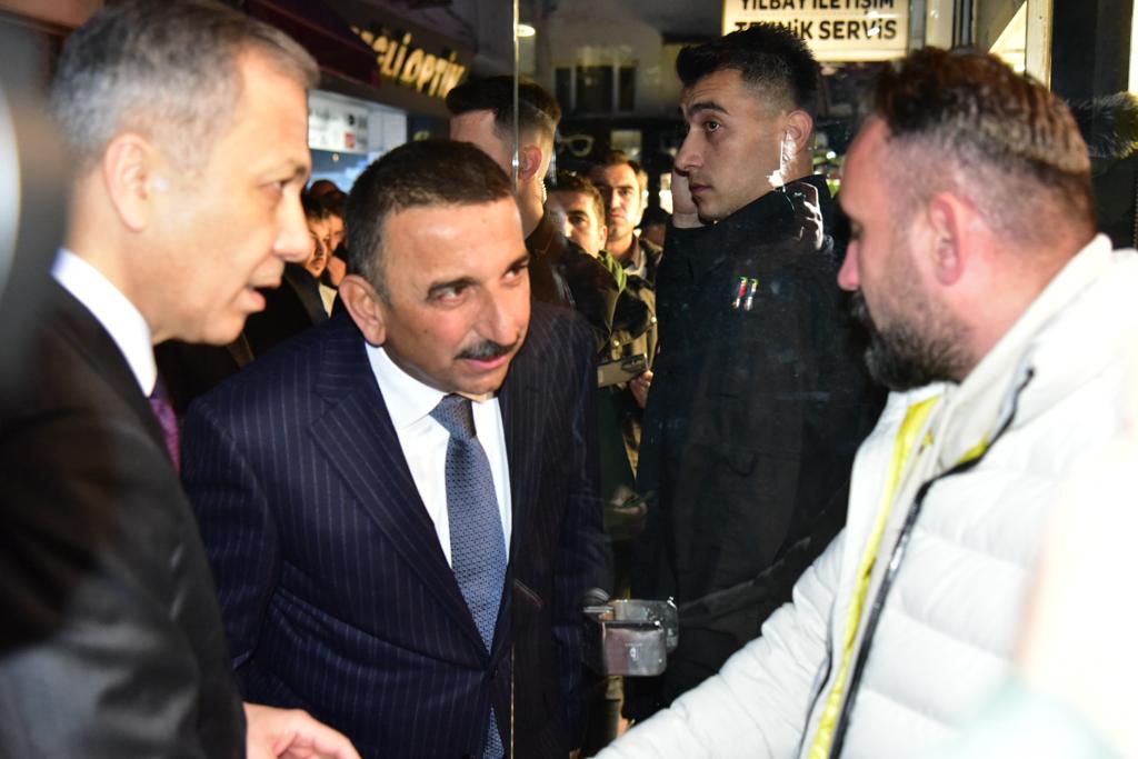 TC_Zonguldak's tweet photo. Kayıp denizcilerimizle ilgili devam eden arama kurtarma çalışmaları konusunda yaptığı açıklamayla kamuoyunu da bilgilendiren Sayın Bakanımız sel ve su baskınından etkilenen esnaflarımızı da ziyaret ederek, geçmiş olsun dileklerini iletti. https://t.co/587op5iVvr