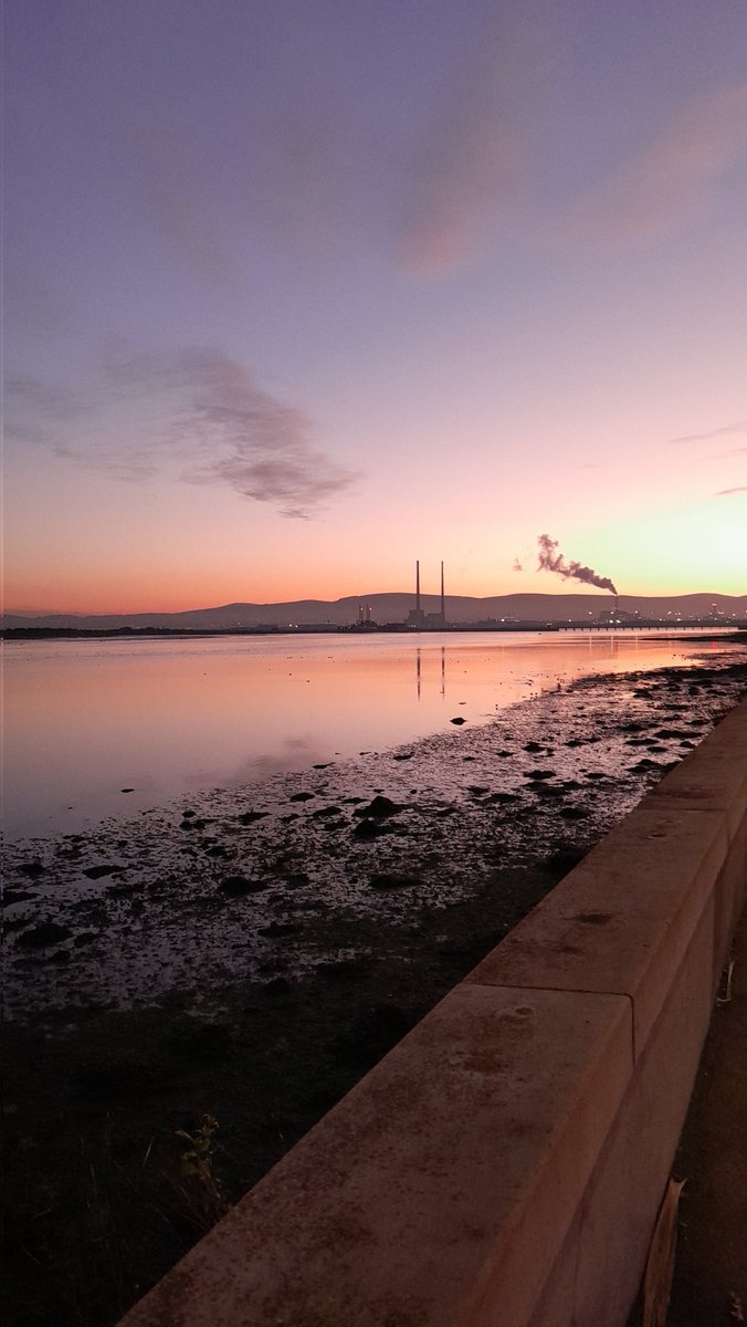FionamtM's tweet photo. Decent sunset in Dublin tonight #dublinbay #bullisland https://t.co/d3fS3LegqD