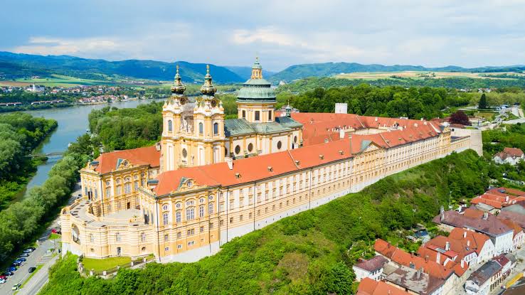 AmericaClaros's tweet photo. Melk, Baja Austria, Austria https://t.co/cNRekrzqsq