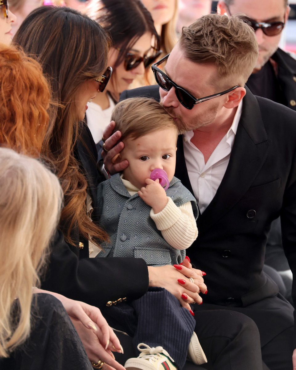 Macaulay Culkin and Brenda Song's family is doing really great at Macaulay's Hollywood Walk of Fame Ceremony. ❤️ More here: enews.visitlink.me/iBdWEE